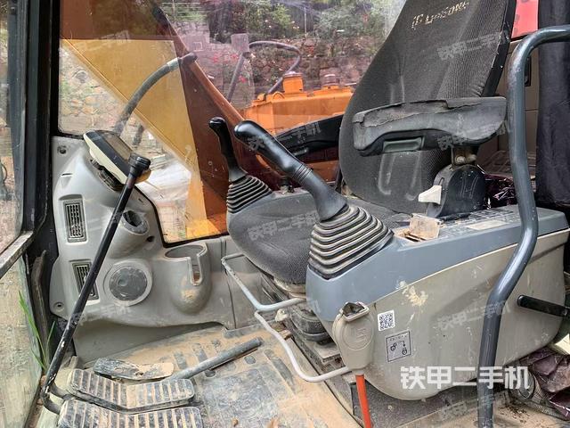 駕駛室整體(整機(jī)外觀) 駕駛室整體(整機(jī)外觀)