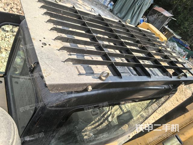 駕駛室頂部(整機(jī)外觀) 駕駛室頂部(整機(jī)外觀)