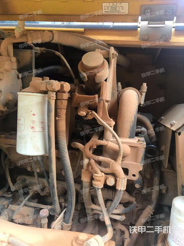 液壓泵艙室正面整體(整機(jī)外觀) 液壓泵艙室正面整體(整機(jī)外觀)