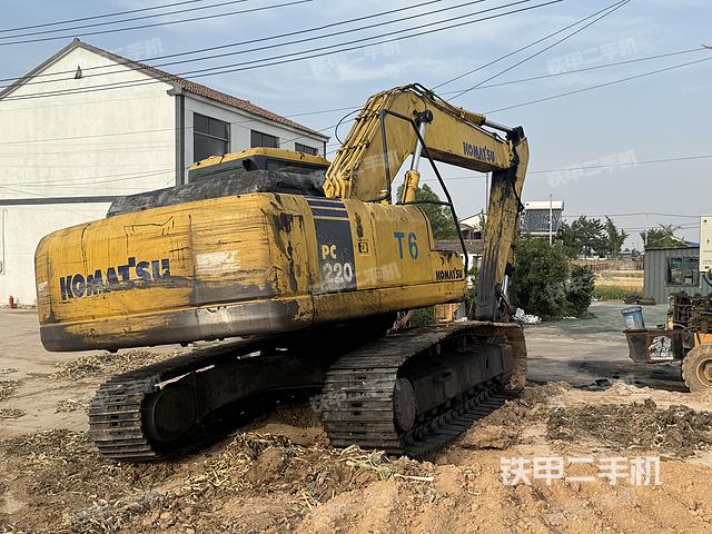 駕駛室頂部(整機(jī)外觀) 駕駛室頂部(整機(jī)外觀)