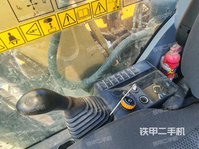 座椅右側(cè)控制臺/鑰匙門/油門/含右手柄(駕駛室部分) 座椅右側(cè)控制臺/鑰匙門/油門/含右手柄(駕駛室部分)