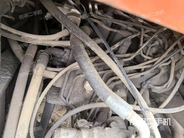 回转马达和主控阀(整机外观) 回转马达和主控阀(整机外观)