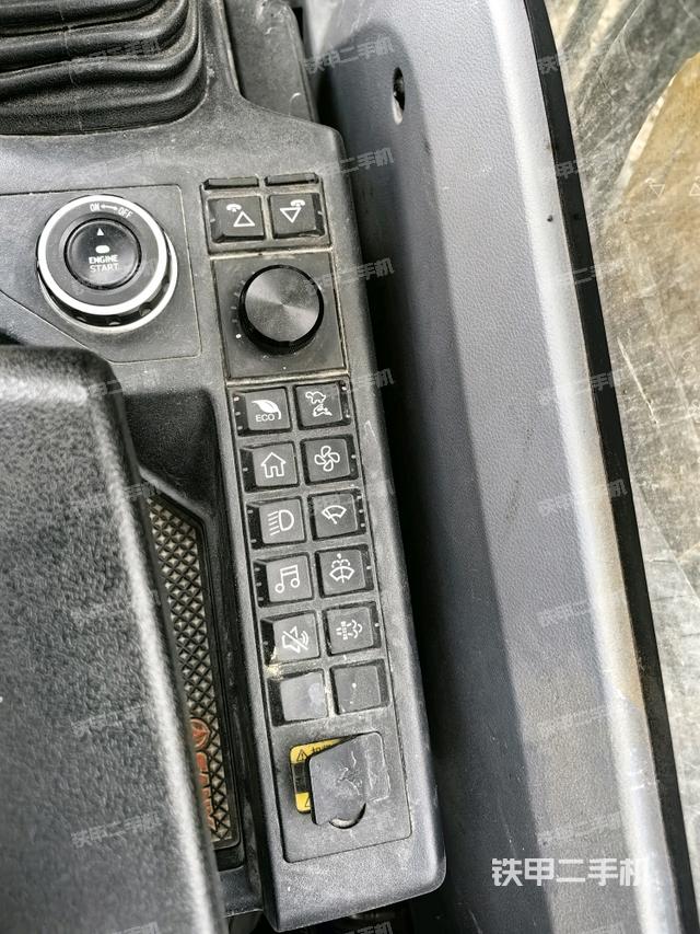 座椅左侧控制台/音响/含左手柄(驾驶室部分) 座椅左侧控制台/音响/含左手柄(驾驶室部分)