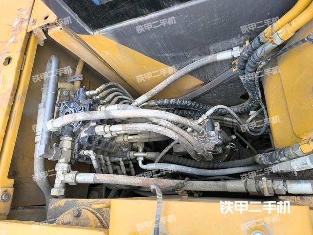 回转马达和主控阀(整机外观) 回转马达和主控阀(整机外观)