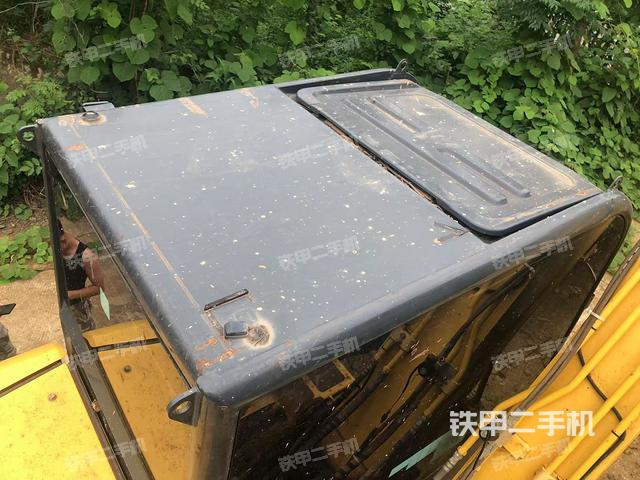駕駛室頂部(整機(jī)外觀) 駕駛室頂部(整機(jī)外觀)