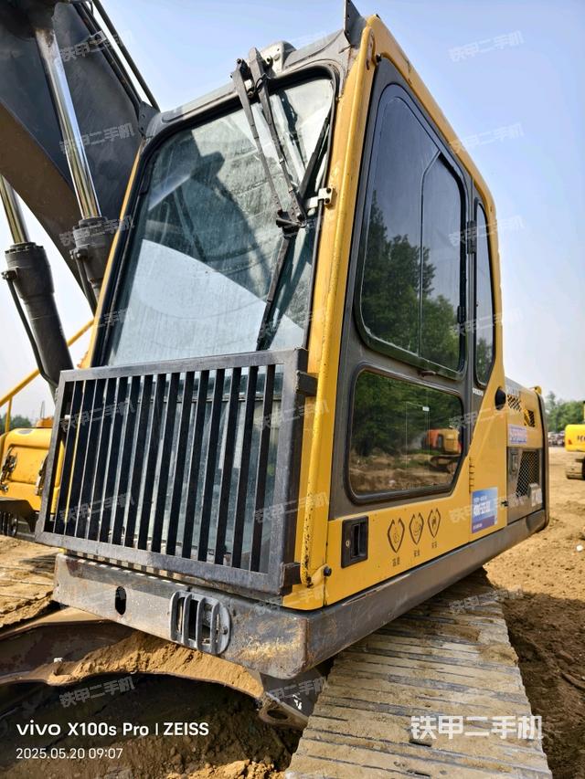 駕駛室整體(整機外觀) 駕駛室整體(整機外觀)