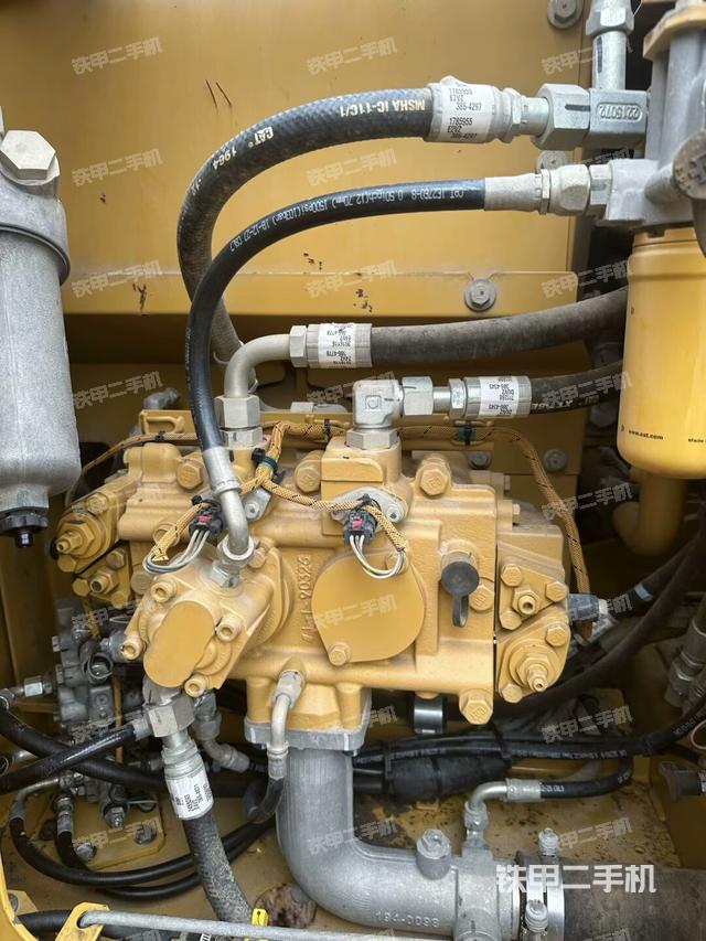液壓泵艙室正面整體(整機(jī)外觀) 液壓泵艙室正面整體(整機(jī)外觀)