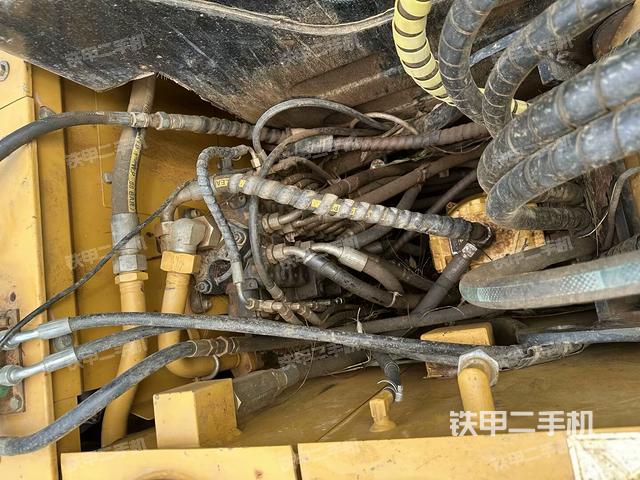 回轉(zhuǎn)馬達(dá)和主控閥(整機(jī)外觀) 回轉(zhuǎn)馬達(dá)和主控閥(整機(jī)外觀)