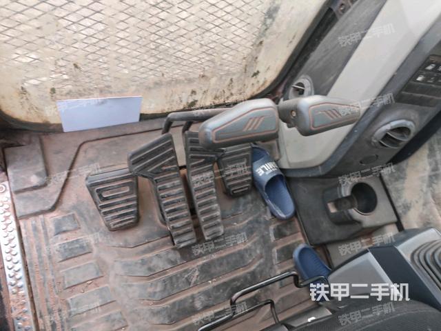 行走控制手柄和踏板 俯拍(驾驶室部分) 行走控制手柄和踏板 俯拍(驾驶室部分)