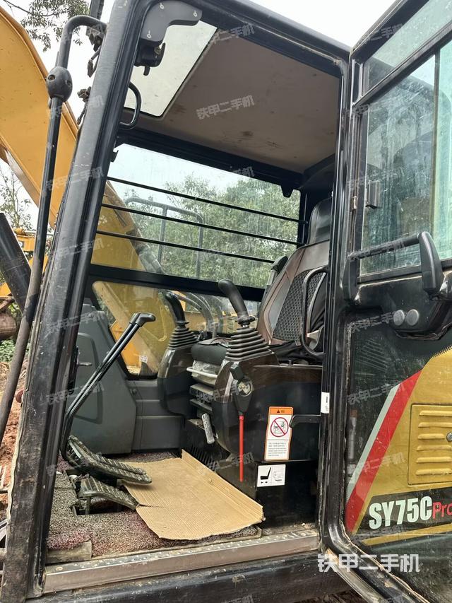 駕駛室整體(整機(jī)外觀) 駕駛室整體(整機(jī)外觀)