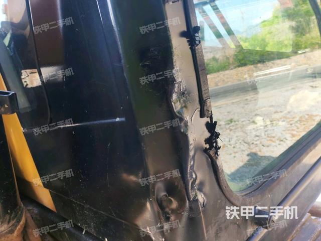 鏟斗右后整體(工作和回轉(zhuǎn)裝置) 鏟斗右后整體(工作和回轉(zhuǎn)裝置)