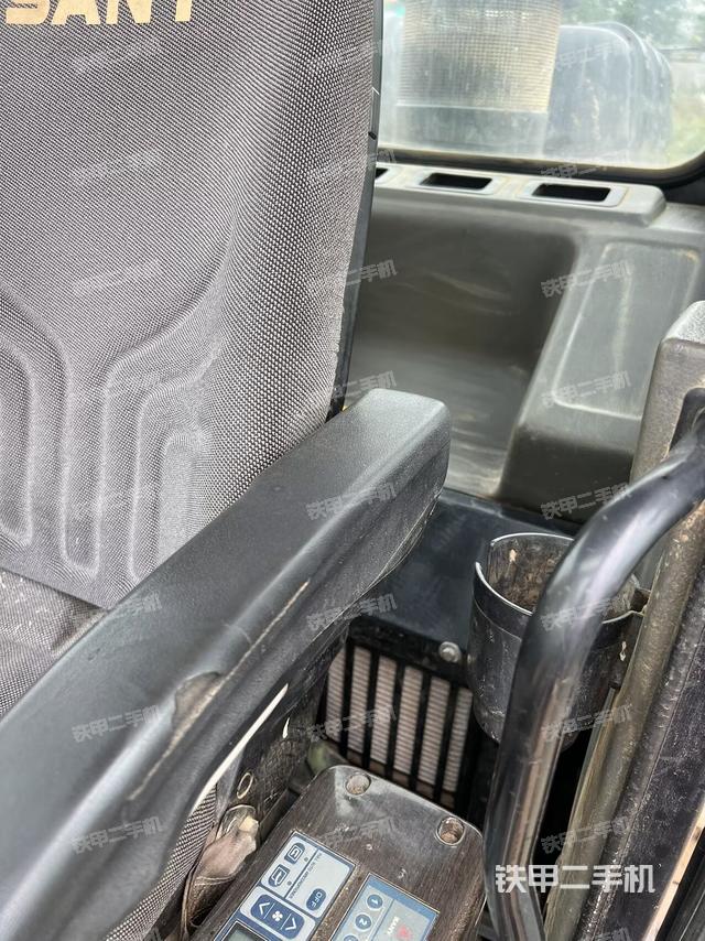 行走控制手柄和踏板 俯拍（驾驶室部分）