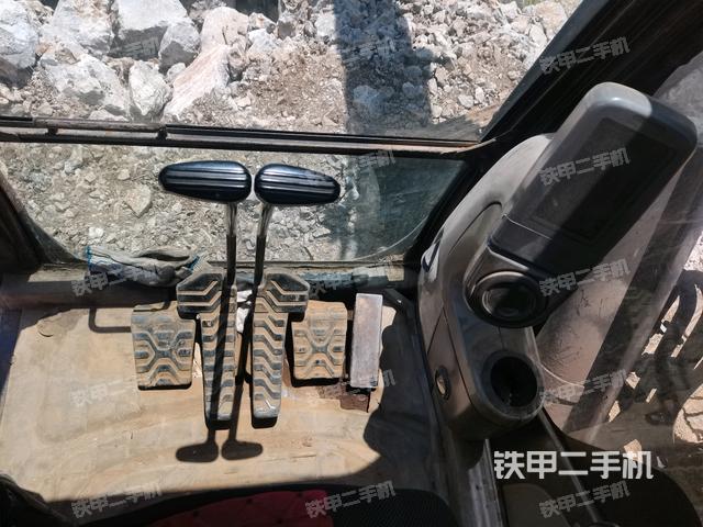 行走控制手柄和踏板?俯拍(駕駛室部分) 行走控制手柄和踏板?俯拍(駕駛室部分)