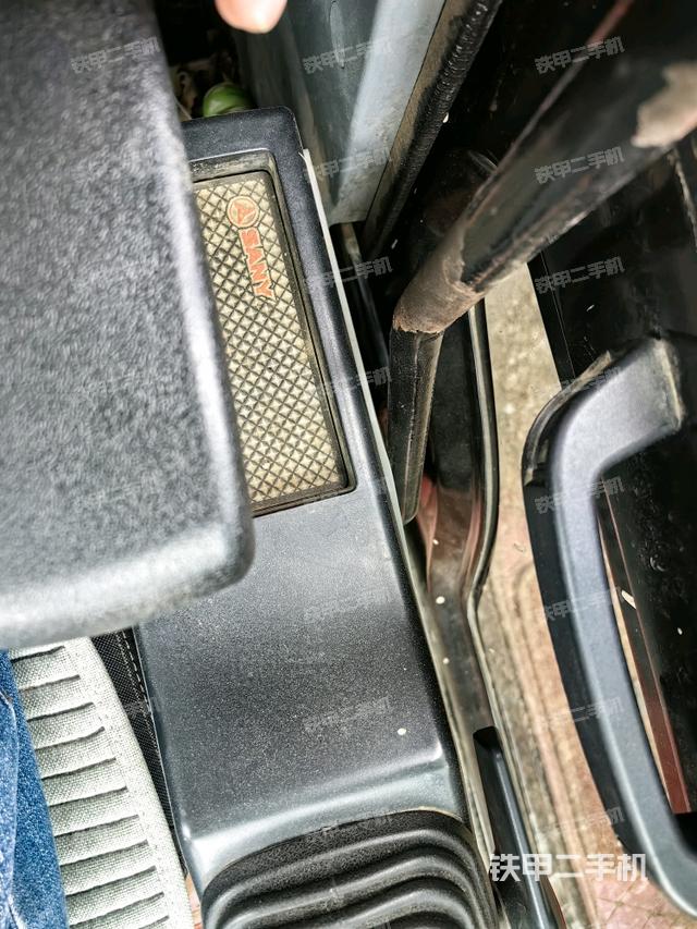 座椅右侧控制台/钥匙门/油门/含右手柄(驾驶室部分) 座椅右侧控制台/钥匙门/油门/含右手柄(驾驶室部分)