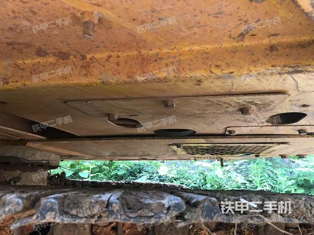 單側(cè)履帶整體(整機(jī)外觀) 單側(cè)履帶整體(整機(jī)外觀)