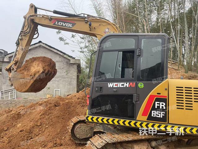 驾驶室顶部(整机外观) 驾驶室顶部(整机外观)