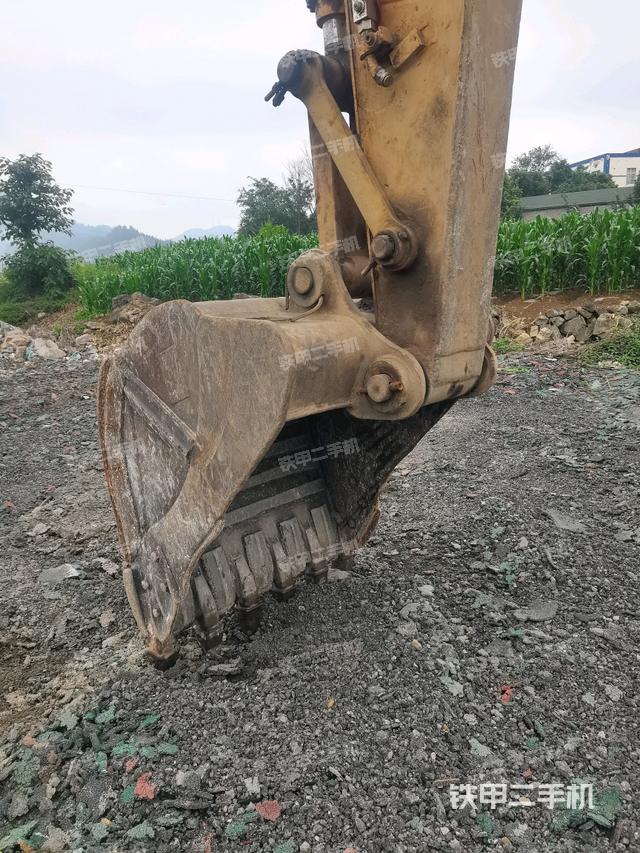 鏟斗右后整體(工作和回轉(zhuǎn)裝置) 鏟斗右后整體(工作和回轉(zhuǎn)裝置)