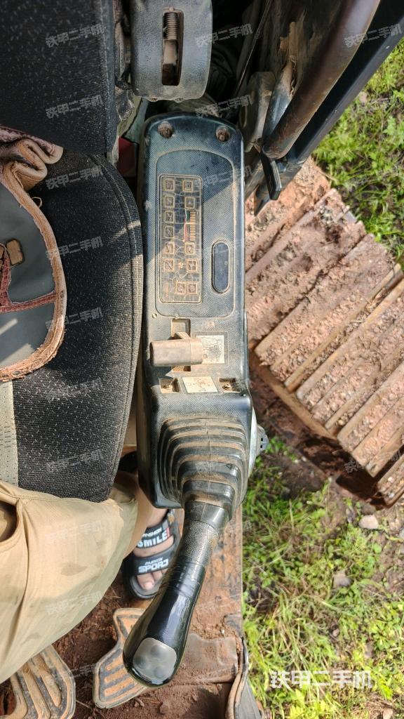 座椅左侧控制台/音响/含左手柄(驾驶室部分) 座椅左侧控制台/音响/含左手柄(驾驶室部分)