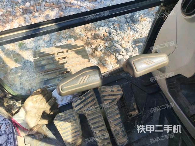 行走控制手柄和踏板?俯拍(駕駛室部分) 行走控制手柄和踏板?俯拍(駕駛室部分)