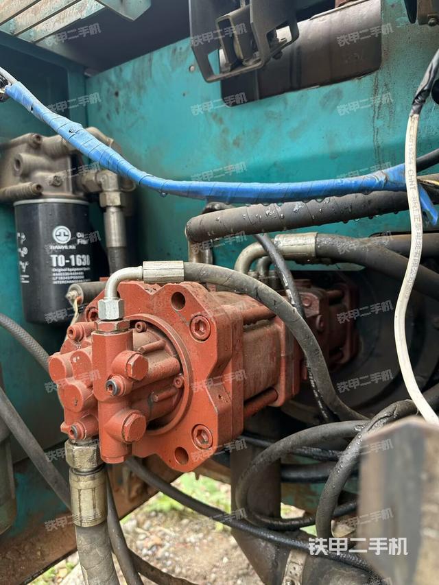 液压泵舱室正面整体（整机外观）