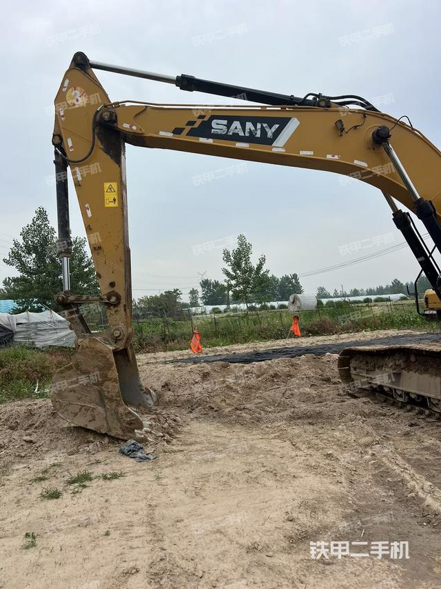 大臂油缸整体 竖拍（工作和回转装置）