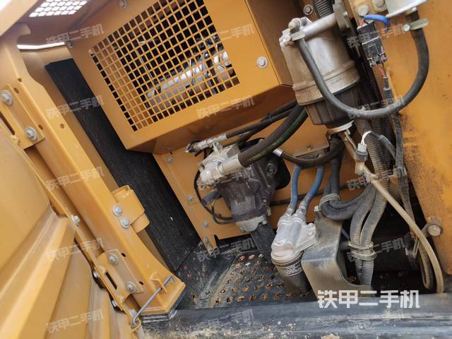 液壓泵艙室正面整體(整機外觀) 液壓泵艙室正面整體(整機外觀)