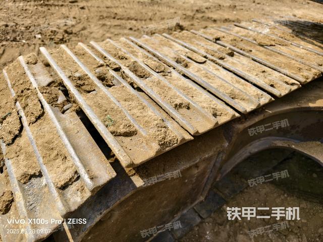 單側(cè)履帶整體(整機外觀) 單側(cè)履帶整體(整機外觀)