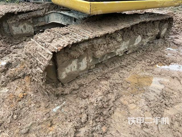 單側(cè)履帶整體(整機(jī)外觀) 單側(cè)履帶整體(整機(jī)外觀)