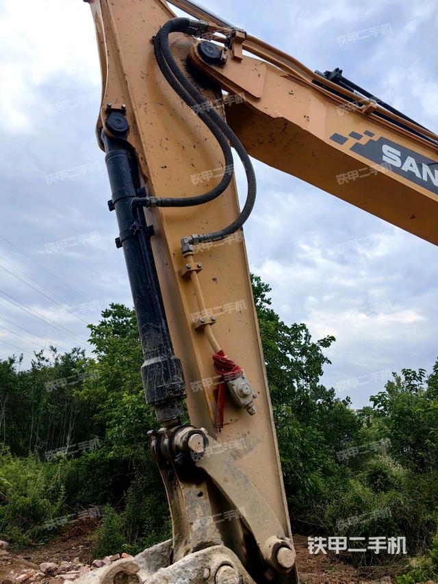 小臂整体左后(工作和回转装置) 小臂整体左后(工作和回转装置)