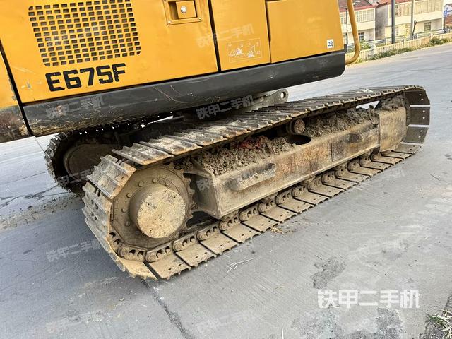 山东临工E675F挖掘机的设备实拍-第3张实拍照片