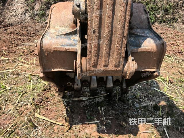 大臂油缸整体 竖拍（工作和回转装置）