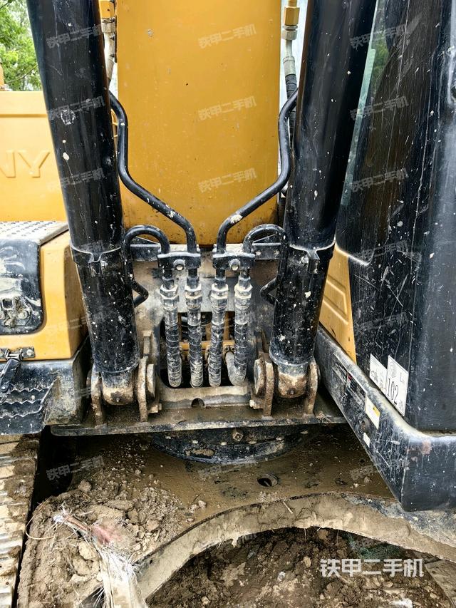 大臂油缸整体 竖拍(工作和回转装置) 大臂油缸整体 竖拍(工作和回转装置)