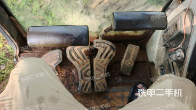 行走控制手柄和踏板 俯拍(驾驶室部分) 行走控制手柄和踏板 俯拍(驾驶室部分)