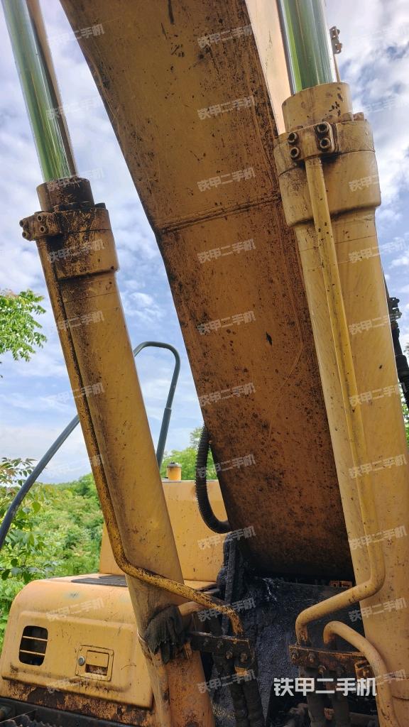 大臂油缸整体 竖拍(工作和回转装置) 大臂油缸整体 竖拍(工作和回转装置)