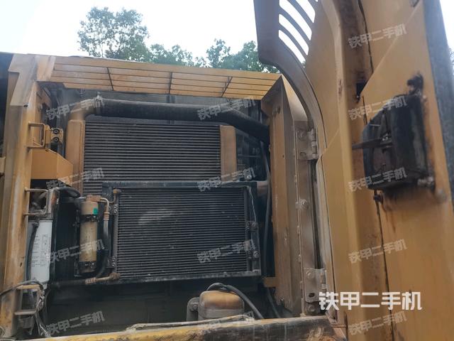 散熱器正面(大件艙室) 散熱器正面(大件艙室)