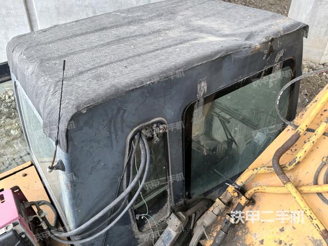 駕駛室頂部(整機(jī)外觀) 駕駛室頂部(整機(jī)外觀)
