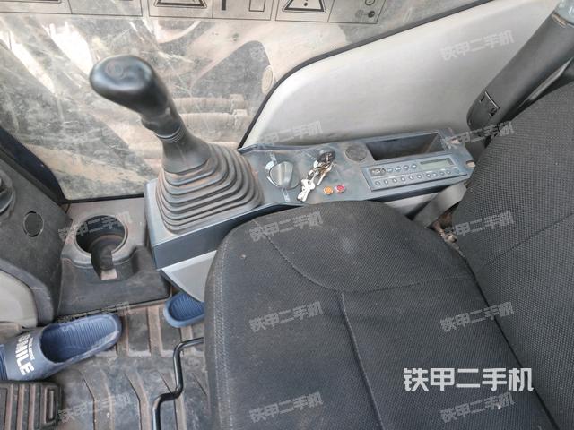 座椅右侧控制台/钥匙门/油门/含右手柄(驾驶室部分) 座椅右侧控制台/钥匙门/油门/含右手柄(驾驶室部分)