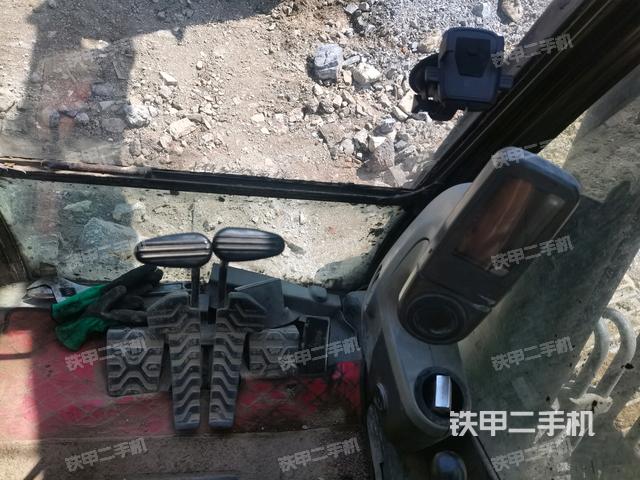 行走控制手柄和踏板?俯拍(駕駛室部分) 行走控制手柄和踏板?俯拍(駕駛室部分)