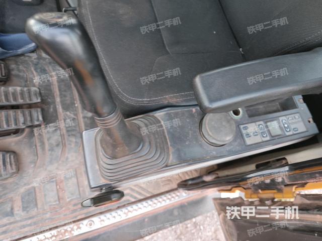座椅左侧控制台/音响/含左手柄(驾驶室部分) 座椅左侧控制台/音响/含左手柄(驾驶室部分)