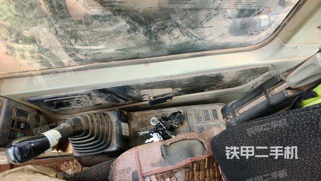 座椅右侧控制台/钥匙门/油门/含右手柄(驾驶室部分) 座椅右侧控制台/钥匙门/油门/含右手柄(驾驶室部分)