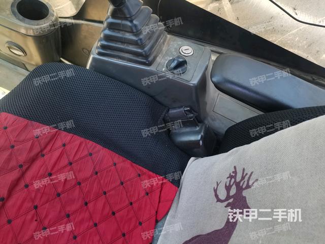 座椅右側(cè)控制臺(tái)/鑰匙門/油門/含右手柄(駕駛室部分) 座椅右側(cè)控制臺(tái)/鑰匙門/油門/含右手柄(駕駛室部分)