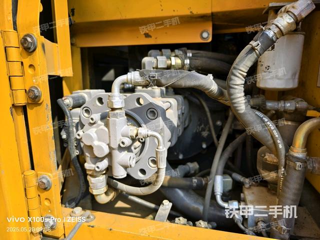 液壓泵艙室正面整體(整機外觀) 液壓泵艙室正面整體(整機外觀)