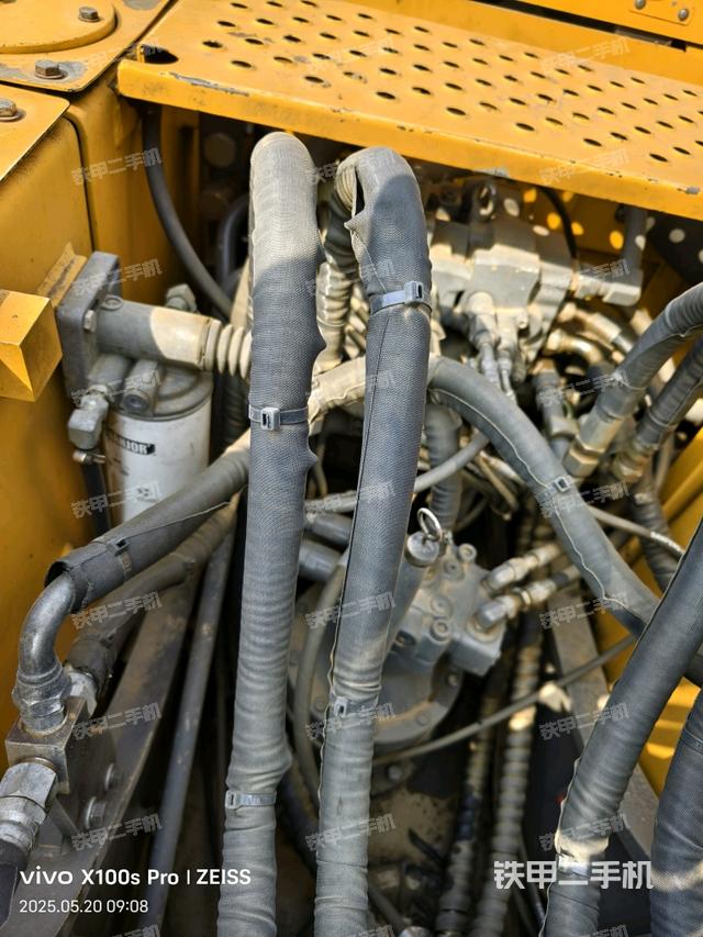 回轉(zhuǎn)馬達和主控閥(整機外觀) 回轉(zhuǎn)馬達和主控閥(整機外觀)