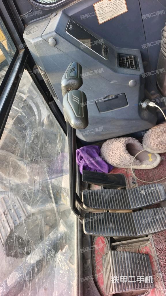 行走控制手柄和踏板?俯拍（駕駛室部分）