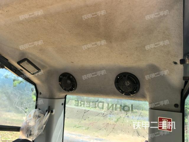 行走控制手柄和踏板 俯拍（驾驶室部分）