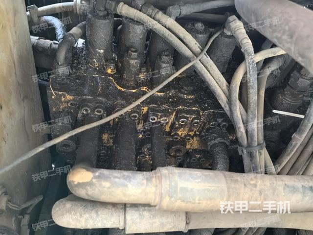 回轉(zhuǎn)馬達(dá)和主控閥(整機(jī)外觀) 回轉(zhuǎn)馬達(dá)和主控閥(整機(jī)外觀)