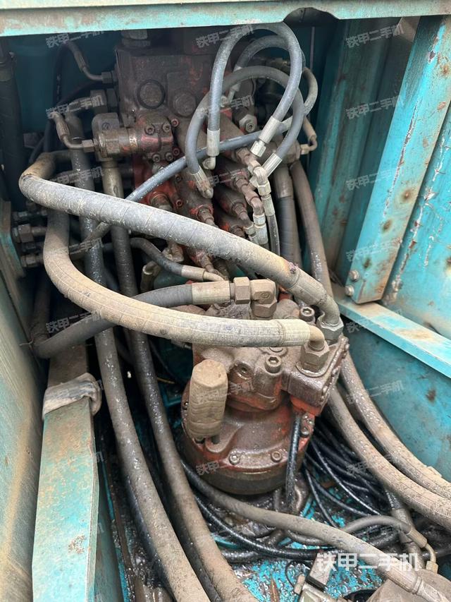 回转马达和主控阀（整机外观）