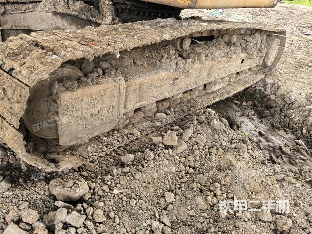 單側(cè)履帶整體(整機(jī)外觀) 單側(cè)履帶整體(整機(jī)外觀)