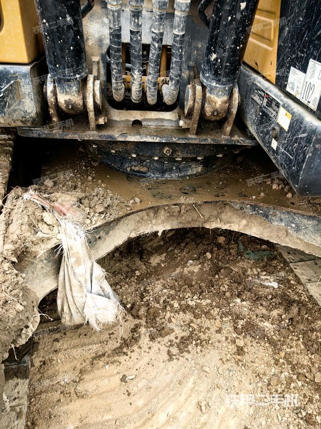 转盘和下车架正前(工作和回转装置) 转盘和下车架正前(工作和回转装置)