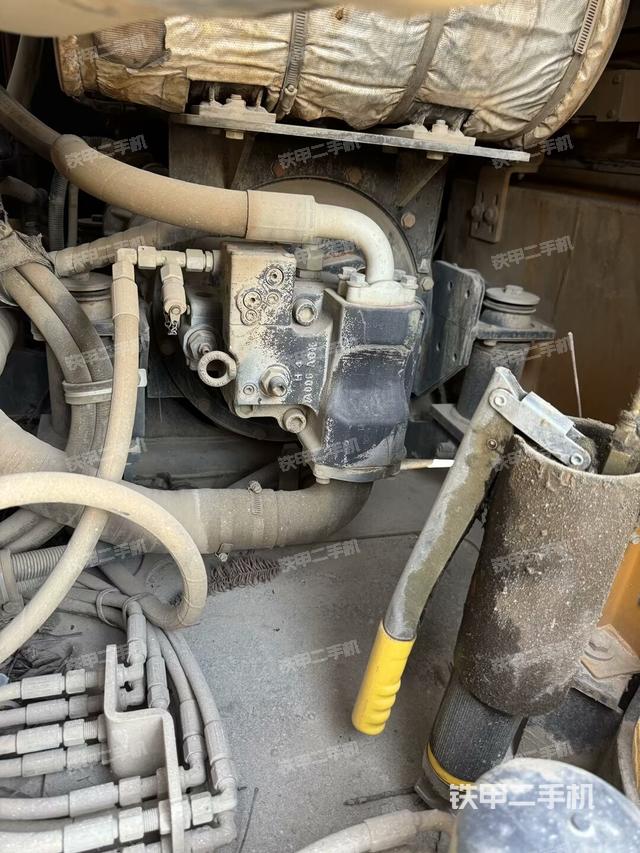 液壓泵艙室正面整體(整機(jī)外觀) 液壓泵艙室正面整體(整機(jī)外觀)
